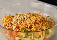 Rưới hỗn hợp nước trộn gỏi vào thố đã chuẩn bị sẵn, trộn đều để gỏi thấm đều, sau đó rắc thêm đậu phộng rang và hành phi vào rồi trình bày ra dĩa