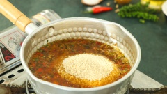 Nêm vào nồi thêm nước mắm Maggi, đường cát và hạt nêm rồi khuấy đều. Nước số sôi lên thì tắt bếp, để nguội sau đó đem đi xay nhuyễn mịn.