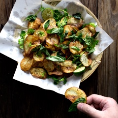 Bày snack ra dĩa kèm theo vào lát chanh và thưởng thức. Salad snack khoai tây chiên ăn kèm với húng quế, bạc hà và ngò thơm lừng, giòn rụm, nóng hổi kèm nước sốt ngon ngon sẽ là món ăn vặt tuyệt vời cho bạn đấy. Nào chúng ta cùng thử làm nhé.