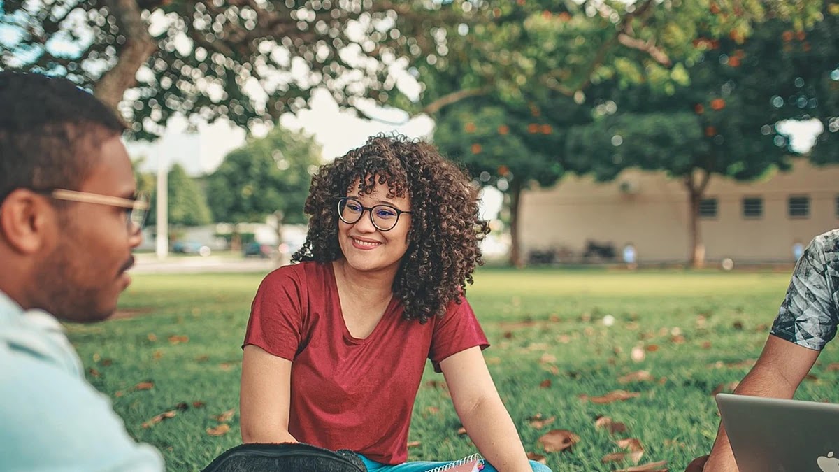 사회적 촉진과 사회적 억제 이론의 차이와 실험적 증거