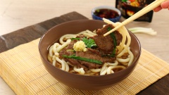Món mì Udon bò áp chảo đặc biệt sẽ đem đến cho bạn sự trải nghiệm khác biệt, một món ăn ngon của nền ẩm thực Nhật Bản. Và với công thức của Barona thì món mì udon bò áp chảo của bạn sẽ không kém gì các hàng quán, và bạn có thể trổ tài ngay tại căn bếp của mình để mời bạn bè và gia đình cùng thưởng thức.