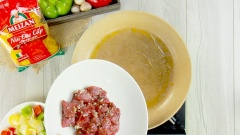 Làm nóng chảo với 2 muỗng canh dầu ăn, cho 100gr ớt chuông xanh, 100gr ớt chuông đỏ và 50gr hành tây cắt miếng vuông vào xào sơ. Sau đó thêm 50ml nước lọc, xào cho ớt chuông vừa đổi màu đậm và chín tới thì gắp hết ớt và hành tây ra khỏi chảo. Tiếp theo cho thịt bò vào xào vừa chín tái thì thêm ớt chuông vào cùng với nước sốt pha sẵn.