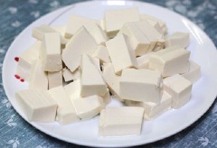 Đậu hũ non rửa sạch, cắt miếng nhỏ. Hành lá rửa sạch, cắt nhỏ như hình.