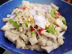 Đun nóng chảo chống dính, cho thịt ba chỉ đã cắt vào xào lửa vừa. Khi thịt săn, chảy chút mỡ thì cho hết sả, ớt, hành tỏi vào xào thơm 2-3 phút.