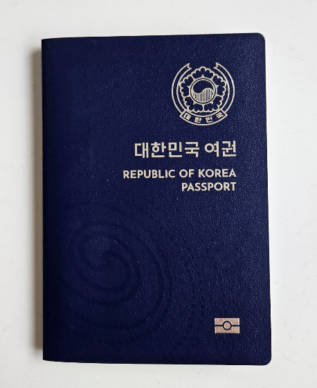 중국 취재비자 접수를 앞두고 유효기간과 사증란을 확인하기 위해 준비한 대한민국 여권