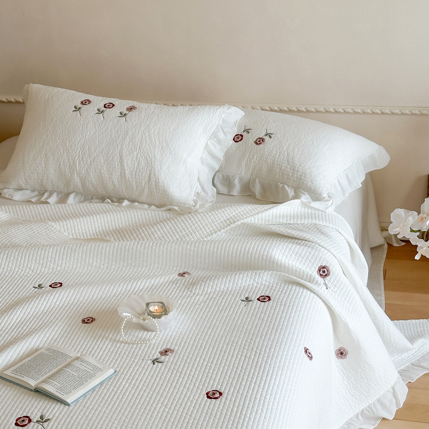Cotton coverlet, 3-piece, with ruffles