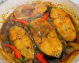 Kho đến khi nước sền sệt lại,cho ớt trái vào kho rồi thì nêm nếm gia vị cho vừa ăn rồi tắt bếp.Cho thêm hành lá cắt nhỏ vào.