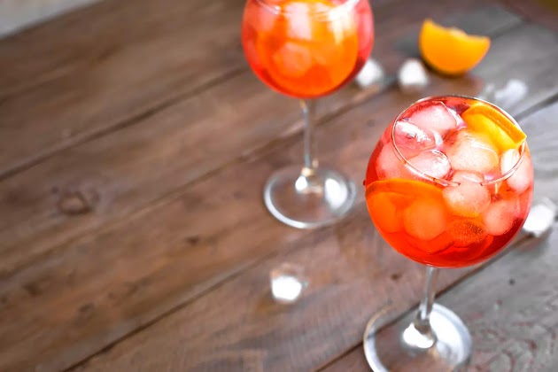 Punch di vino sangria e tequila in due bicchieri