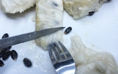 Mãng cầu xiêm mua về, bóc bỏ vỏ, tách bỏ hạt.