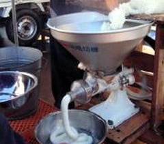 Cho gạo đã chín vào xay thành bột nhuyễn, mịn.