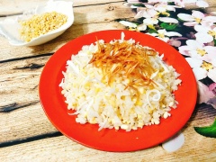 Xới xôi ra đĩa sau đó rắc hành phi lên trên để thưởng thức khi còn nóng sẽ ngon hơn. Xôi đậu xanh có vị béo của nước cốt dừa, vị bùi bùi của đậu xanh, hạt xôi căng mọng dẻo thơm, làm bất cứ ai khi được thưởng thức cũng phải hài lòng.