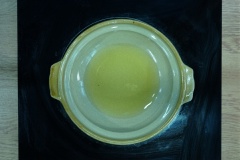 Đun nóng 3 muỗng canh dầu ăn, cho cua vào chiên với lửa nhỏ vừa khoảng 10 phút rồi rót bỏ bớt dầu trong nồi.