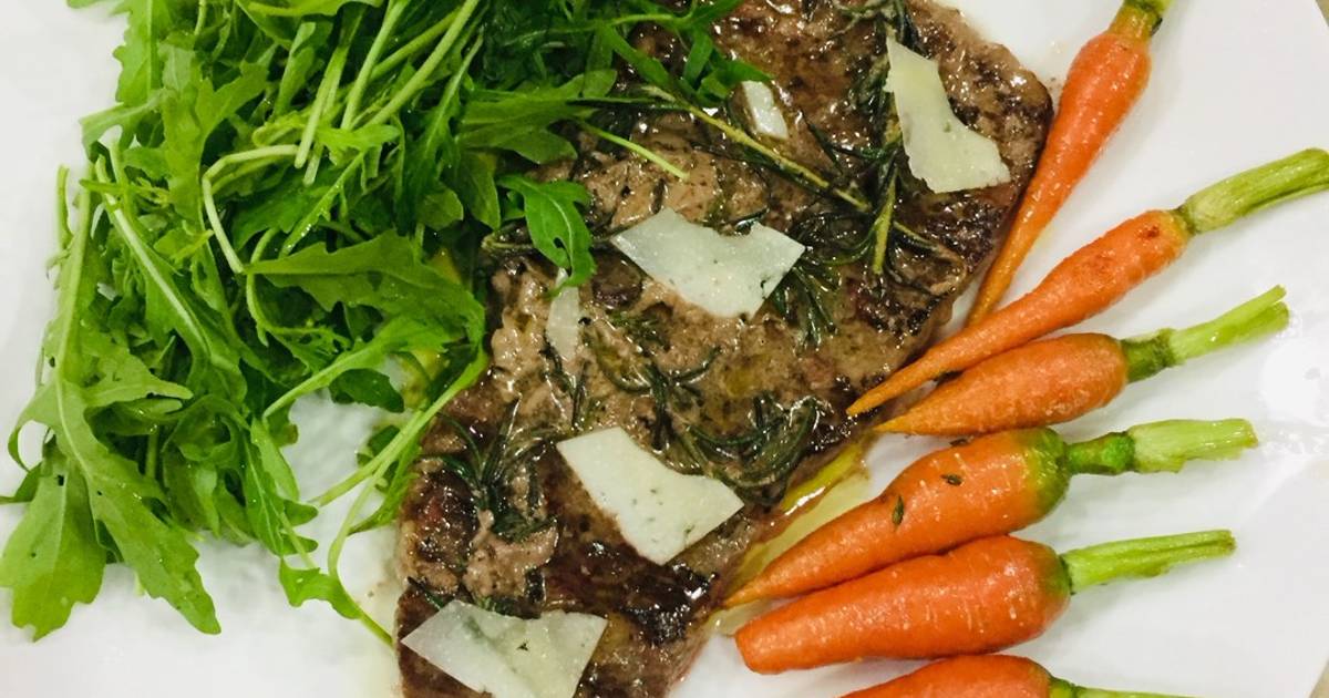 Fuji beefsteak với xà lách rocket, cà rốt baby, và dầu nấm truffle