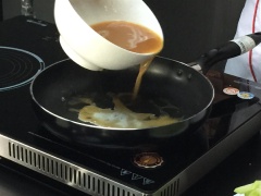Dùng một cái chảo, cho ít dầu mè vào đợi nóng thì đổ trứng vào tráng mỏng. Sau đó cắt trứng thành sợi dài để làm nhân cơm cuộn rong biển.