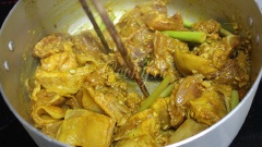Phi thơm sả cắt khúc với 2 muỗng canh dầu ăn. Cho đùi gà đã ướp vào, đảo đều cho thịt săn lại.