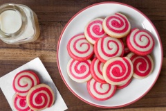 Vậy là hoàn thành rồi đấy. Bánh cookie hai màu có hình dạng như hình xoắn ốc, trông vừa vui mắt, ăn vào vui miệng, bánh thơm ngon lắm, các bạn phải thử ngay nha!