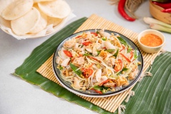 Thưởng thức món gỏi ốc đu đủ cùng bánh phồng tôm và muối ớt đỏ sẽ khiến món ăn trở nên hấp dẫn hơn. Bạn nhớ lưu công thức món gỏi ốc đu đủ của Cooky để mời cả nhà thưởng thức nhé!