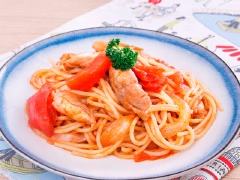 Cuối cùng, cho mì ý vào, đảo đều 1 phút. Tắt bếp, cho món ăn ra đĩa và mời cả nhà thưởng thức!