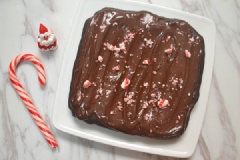 Nấu chảy chocolate đen (nếu có whipping thì đổ vào khuấy cùng). Kẹo cây gập đập nhuyễn để rắc lên trang trí. Cuối cùng bạn chỉ cần đổ chocolate lên dàn đều và rắc kẹo lên là xong... chỉ cần trang trí đơn giản bánh cũng đủ đẹp và bắt mắt rồi nhỉ.