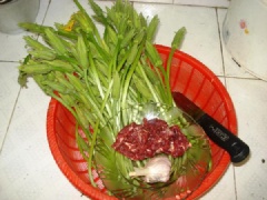Thịt bò rửa sạch, cắt nhỏ vừa ăn. Bông bí tước bỏ sơ ở thân, bỏ nhụy ngâm nước muối loãng khoảng 10 phút rồi rửa sạch, để ráo nước.