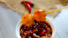 Tèn ten, cá đã chiên vàng, sốt me cay đã hoàn tất, chỉ cần tưới sốt lên cá viên và ăn thôi nào. Tín đồ món cay không thể nào bỏ qua món này đâu nha, cá viên thơm béo ngập trong nước sốt me chua cay mặn ngọt có đủ, cắn một viên rồi lại 10 viên, ăn hoài ăn mãi không biết ngán.