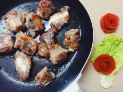 Cho 3 muỗng canh vào chảo, thêm hành tím băm và tỏi vào phi thơm xong vớt ra để riêng. Dùng lại chảo dầu đó thêm sườn đã ướp vào chiên vàng đều, vớt ra để riêng.