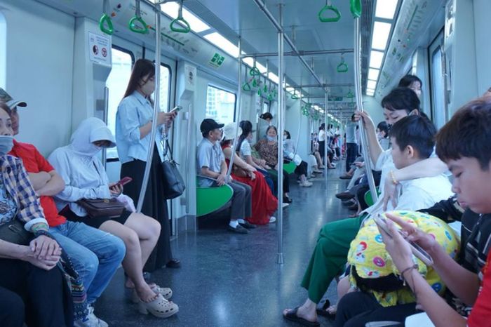 Người dân Hà Nội phấn khởi với trải nghiệm giao thông công cộng miễn phí trong kỳ nghỉ lễ 30/4-1/5 - Chuyên trang Gia Đình &amp; Xã Hội - Báo Sức khỏe &amp; Đời sống