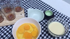 Đập 4 quả trứng và 1 lòng đỏ vào tô. Khuấy trứng nhè nhẹ, và khuấy 1 chiều ( Nếu khuấy mạnh hoặc nhiều chiều thì trứng sẽ nổi bọt và bị rỗ).