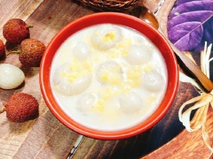Khi chè nguội thì múc ra chén hoặc ly, thêm đá bào và nước đường cho vừa miệng là có thể dùng. Có thể bảo quản chè trong tủ lạnh dùng dần trong vài ngày.