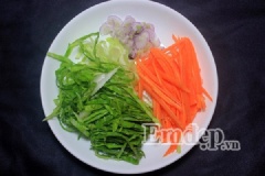 Bắp cải cắt mỏng, rửa sạch. Cà rốt gọt vỏ, cắt sợi. Hành tím bóc vỏ, cắt mỏng. Thịt heo rửa sạch, cắt mỏng (nên chọn thịt nạc).