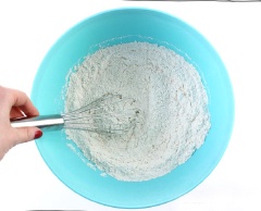 Ngâm nở hạt chia cùng nước. Cho bột mì, bột nở, muối trộn đều với nhau. Bơ và đường cho vào thố, đánh đến khi nổi bông. Tắt máy. Cho hỗn hợp hạt chia, tinh chất vani vào hỗn hợp trên. Trộn đều. Cho bột nghỉ khoảng 40 phút.