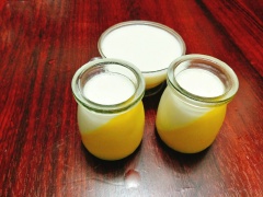 Lấy hũ panna cotta xoài đã đông ra và rót hỗn hợp sữa cho đầy hũ, để các hũ panna cotta trở lại tủ lạnh thêm 1 tiếng nữa cho hỗn hợp lạnh và đông lại là được. Panna cotta xoài có vị chua chua ngọt ngọt từ xoài, vị beo béo từ kem tươi và sữa, mềm mịn tan trong miệng. Đây sẽ là món tráng miệng tuyệt vời cho mùa hè mà bạn không thể bỏ qua.