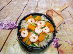 Món canh tôm bí đỏ nấm tuyết ngon lành và hấp dẫn với hương vị thanh mát, bổ dưỡng, rất thích hợp để chị em bồi bổ cho cả nhà đấy. Nhanh tay lưu ngay công thức lại và nấu cho cả nhà cùng thưởng thức nha.
