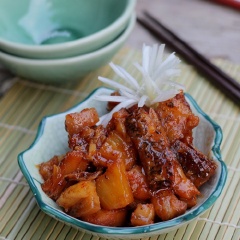 Tắt bếp, múc ra đĩa dùng làm món mặn ăn với cơm.