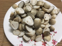 Gà làm sạch, chặt miếng vừa ăn, sả cắt khoanh hoặc đập dập cắt khúc, nấm làm sạch ngâm nước 10 phút rồi rửa sạch cắt đôi.
