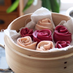 Há cảo hoa hồng với màu sắc bắt mắt, từng miếng bánh dẻo thơm với phần nhân thịt đậm đà nóng hổi sẽ là món ăn sáng, ăn vặt, ăn chơi tuyệt vời của cả nhà. Món bánh này rất thích hợp để làm và thưởng thức trong ngày thường hay cả ngày đặc biệt như 8/3, ngày của Mẹ, 20/10 đấy.