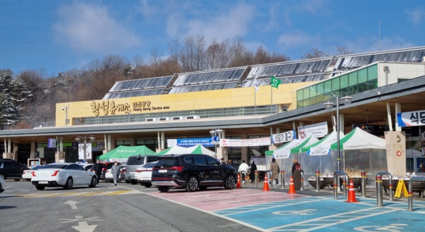 휴게소에서 잠시 쉬는 명절 연휴 고속도로 분위기