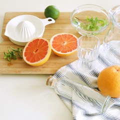 Bưởi rửa sạch, cắt đôi theo chiều ngang, tiến hành vắt lấy nước cốt bưởi nhé! Giữ lại ít múi bưởi để trang trí. Chanh rửa sạch, cắt thành những lát mỏng theo chiều ngang.