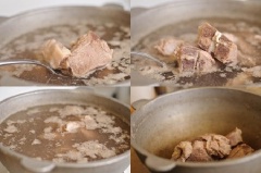 Sườn rửa sạch, cho vào nồi lớn. Đổ 10 chén nước vào, đun sôi ở nhiệt độ trung bình. Ngay khi nước bắt đầu sôi, vớt ra một nồi khác. Tiếp tục đổ khoảng 10 chén nước nữa vào, đun sôi (lượng nước tùy theo sở thích) ở nhiệt độ trung bình. Dùng muôi vớt bọt trong nồi cho sạch sườn. Tiếp tục đun ở nhiệt độ trung bình, dùng nắp đậy một nửa nồi và hầm ít nhất trong 2 giờ.