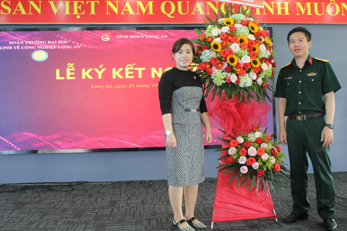 Đoàn trường DLA nhận quà từ 2 đơn vị