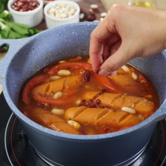 Cuối cùng cho 300gr cà chua cắt múi cau, 1/2 muỗng cà phê tiêu đỏ rồi hầm thêm 30 phút. Sau khi đã hầm mềm thì rắc thêm 10gr cần tây (cắt nhỏ).