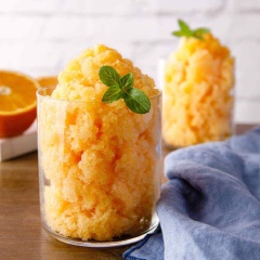 Chỉ qua một đêm, bạn đã có được một mẻ đá bào cam thật ngon miệng, mát mắt rồi. Món đá bào cam mật ong không chỉ ngon miệng, mát mắt mà còn chứa thật nhiều vitamin giúp bạn cảm thấy dễ chịu hơn trong mùa hè nóng nực sắp tới!