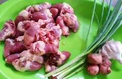 Tim gà rửa sạch, để ráo nước rồi bổ đôi. Ướp tim gà với 2 muỗng cà phê hạt nêm, 1/2 muỗng cà phê tiêu, 1/2 chỗ hành tím băm và tỏi băm khoảng 10-15 phút.