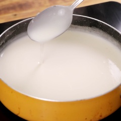 Làm nước cốt dừa: Cho vào nồi 200ml nước cốt dừa, 20g đường, 20g sữa đặc, 1g muối và 200ml nước. Bắc lên bếp đun ở lửa nhỏ, vừa đun vừa khuấy đều. Hòa tan 5g bột năng với 20ml nước. Khi nồi nước cốt dừa sôi lăn tăn thì đổ từ từ phần bột năng vào, khuấy đều, đun ở lửa nhỏ thêm 2 – 3 phút cho bột năng chín và hỗn hợp nước cốt dừa sánh lại.