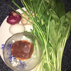 Rửa sạch các nguyên liệu (thịt bò, cải xanh) để tráo nước. Thái mỏng thịt bò. Cắt cải xanh thành đoạn vừa ăn. Băm nhỏ củ hành tím và tỏi