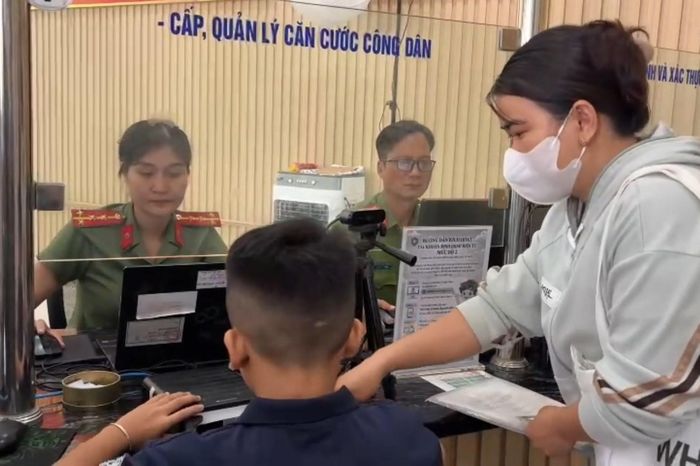 Công an phường Đông Hưng Thuận trực xuyên lễ để cấp căn cước cho học sinh - Báo Pháp Luật TP.HCM