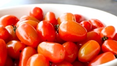 1kg cà chua bi rửa nhiều lần cho sạch, cho ra rổ để ráo nước. Dùng tâm châm vào khắp quả cà chua. Pha 1 muỗng canh muối với 1.5 lít nước lọc, cho cà chua đã châm vào ngâm 1 tiếng rồi vớt ra để ráo.