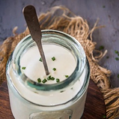 Vậy là món kem chua đã hoàn thành. Mặc dù, hiện nay, nó được bày bán phổ biến trong các siêu thị lớn hoặc những shop online, nhưng làm ở nhà vẫn là an toàn và vệ sinh nhất, nhỉ?
