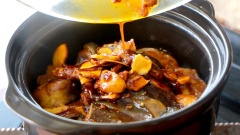 Cho 2 muỗng canh dầu ăn vào thố đất, chờ dầu nóng thì gắp từng miếng cá trê vào thố, đổ hết nước ướp cá vào, xào cho thịt cá săn lại. Sau đó thêm 1 chén nước sôi vào nồi, kho lửa nhỏ 30 phút, nhớ hớt bọt thường xuyên.