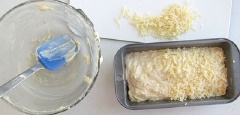 Thoa một lớp bơ chống dính cho khuôn loaf hoặc lót giấy nến. Rắc 1/2 lượng phô mai Parmesan cắt nhỏ vào đáy khuôn, đổ 1 phần bột vào trải đều, xếp bánh trái tim hồng vào giữa, thật sát nhau và đổ phần bột còn lại vào phủ kín trái kín, rắc 1/2 phần phô mai còn lại lên trên. Nướng bánh trong lò khoảng 40 - 45 phút đến khi thấy bánh có màu vàng nâu thì lấy bánh ra khỏi lò để khoảng 5 phút cho nguội bớt rồi lấy ra khỏi khuôn và để nguội 45 phút sau đó mới cắt bánh thành từng lát và thưởng thức.